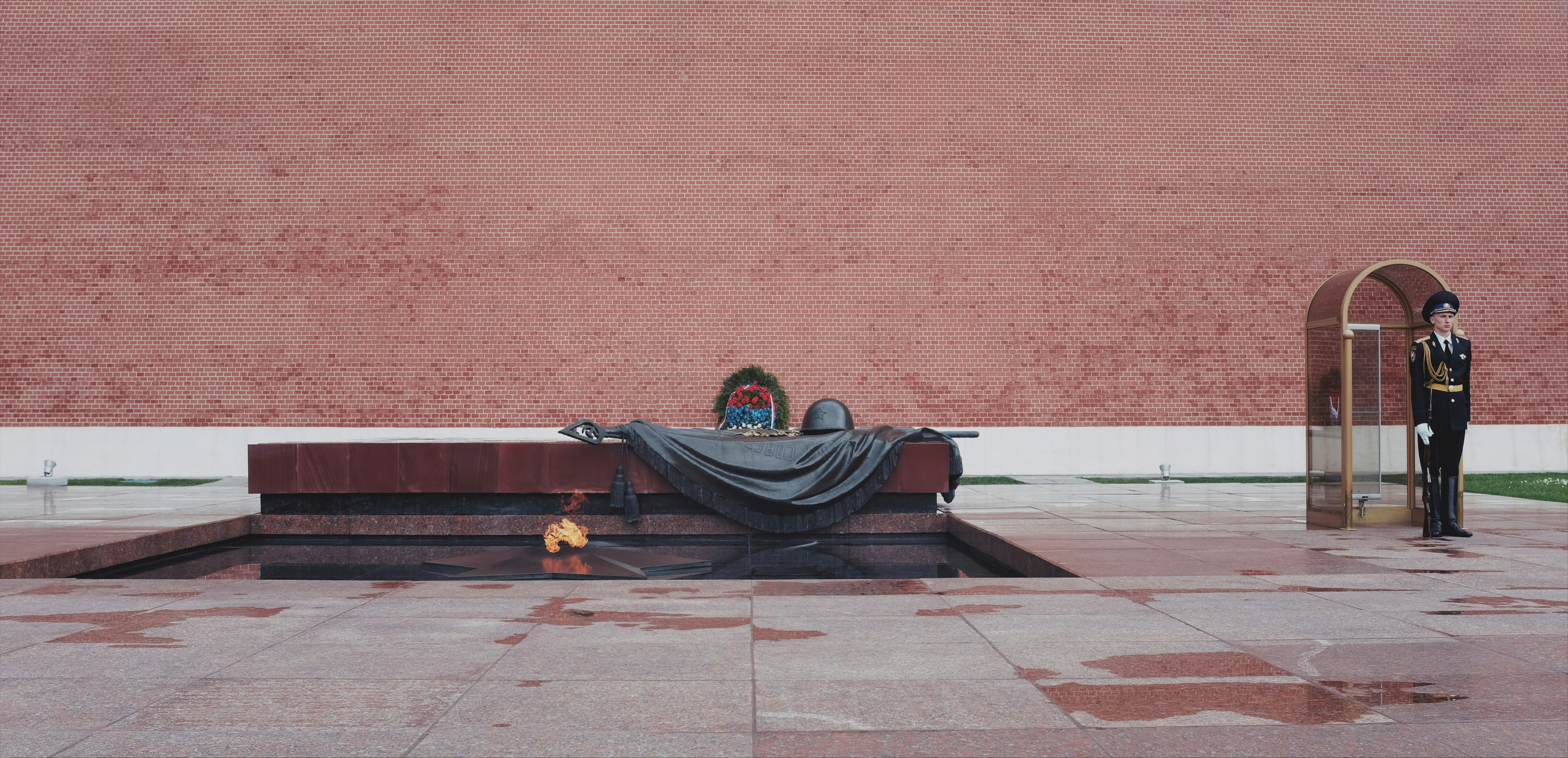 В Шимске зажжён Вечный огонь на кладбище советских воинов