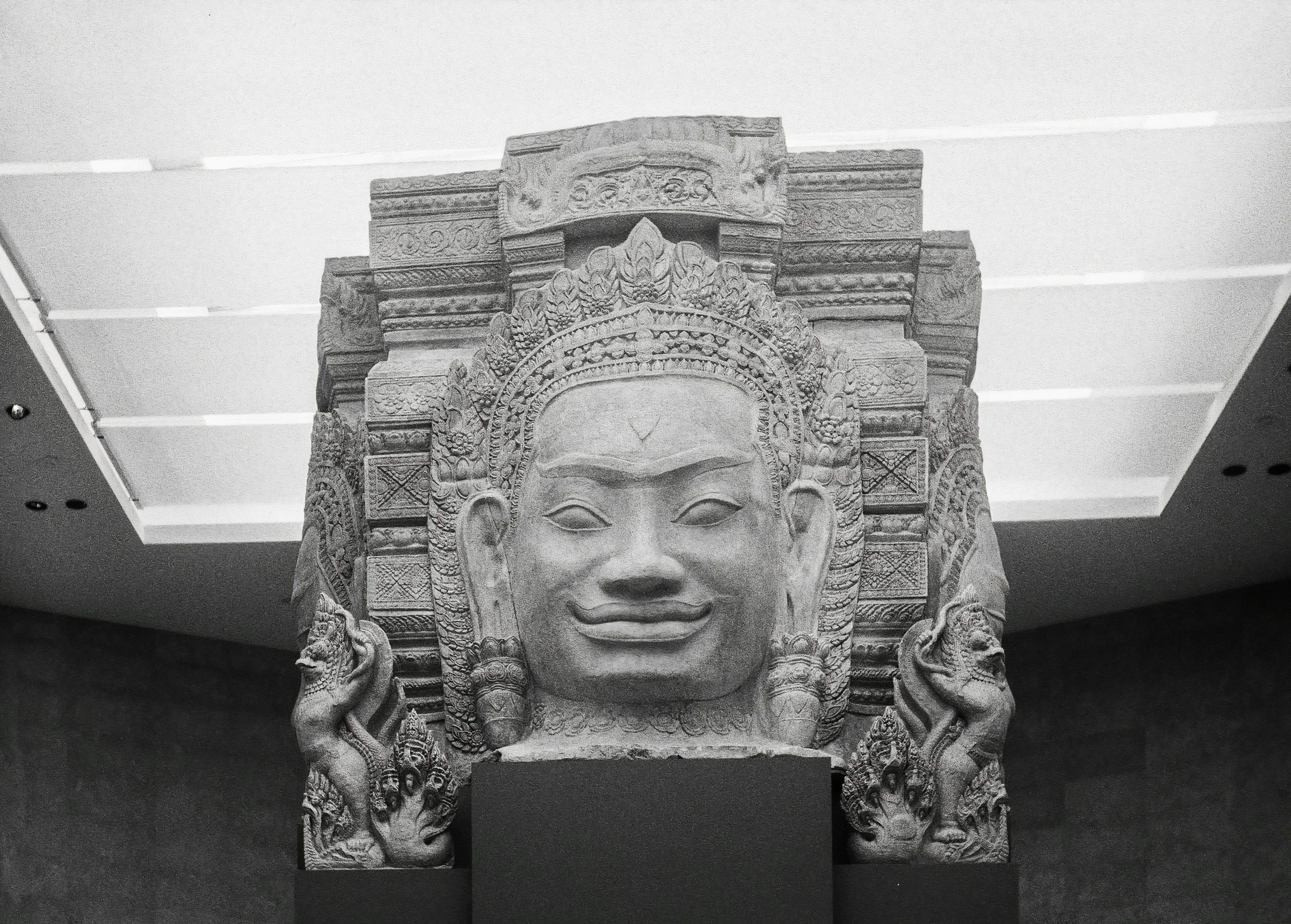 В Красноярске установили скульптуру «Будда Майтрея» выпускника института