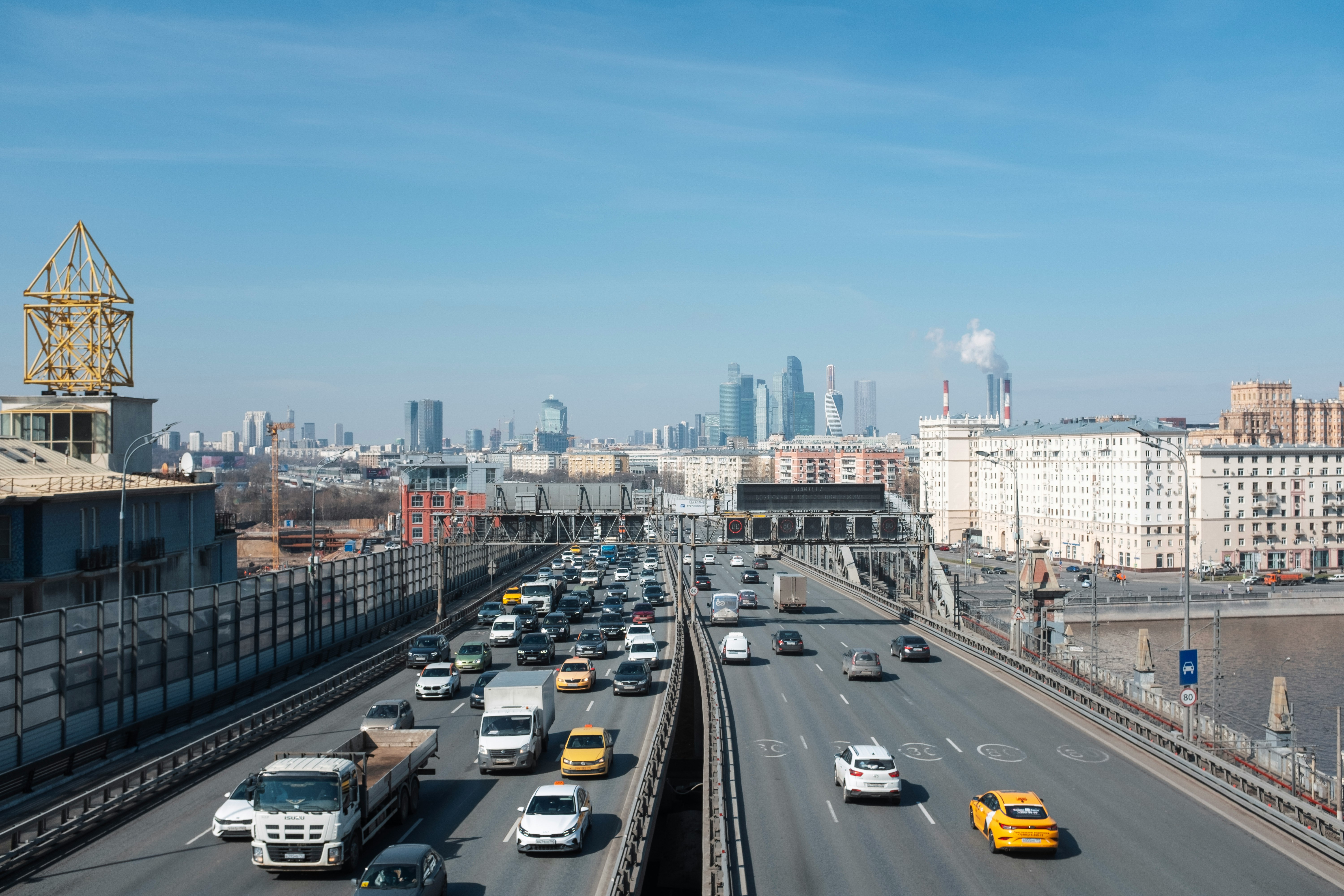 Продолжается строительство моста через Москву-реку в районе Берегового проезда