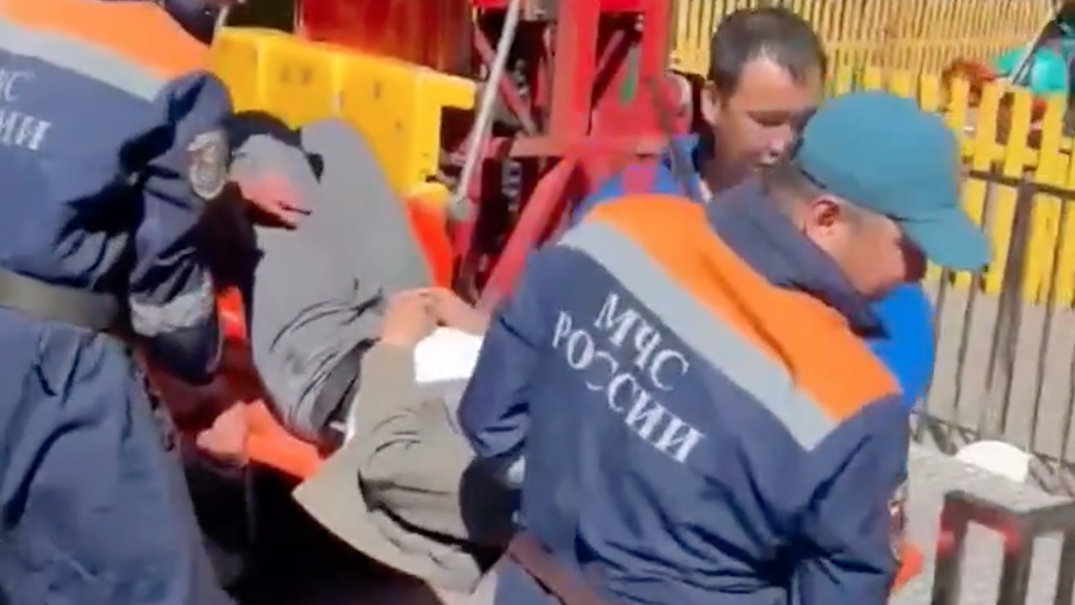 В Туве двоих юношей зажало на сломанном аттракционе