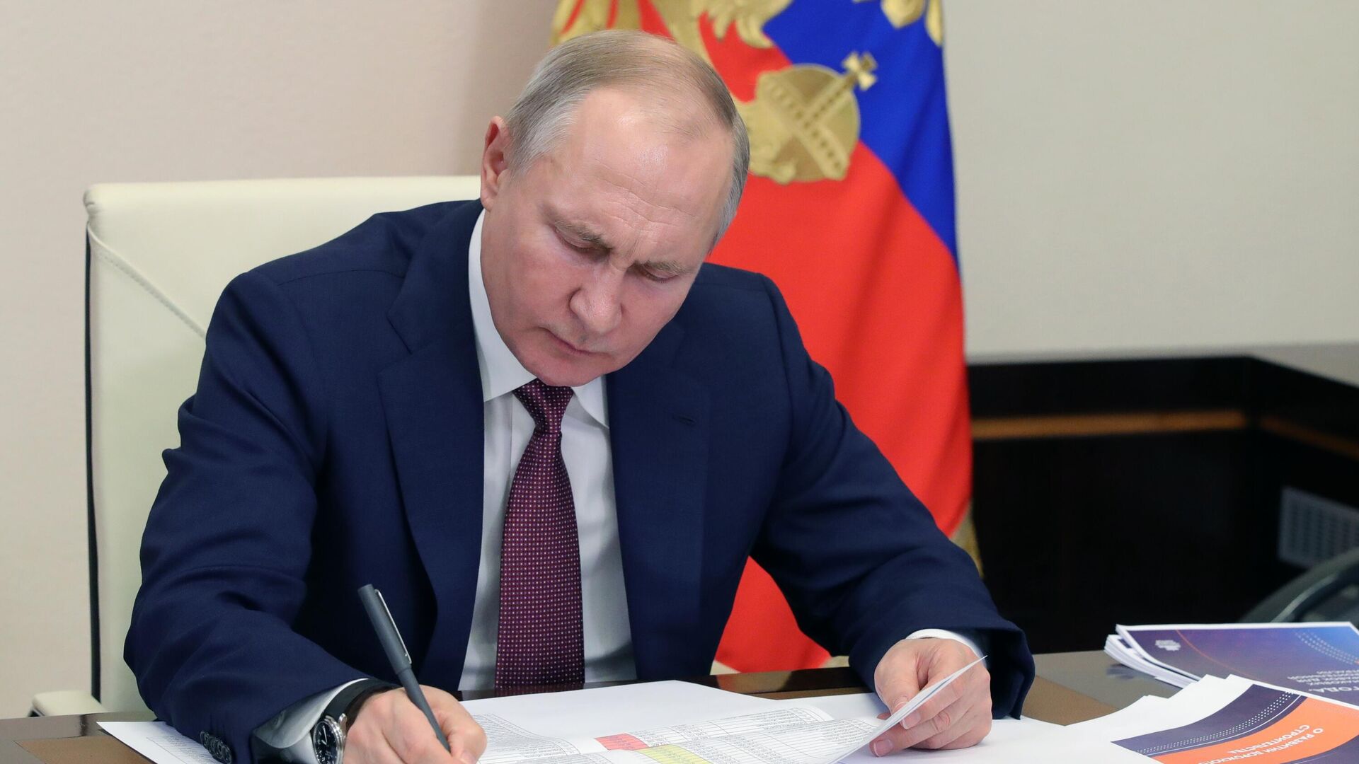 Путин одобрил закон, позволяющий иностранцам изучать товарные рынки