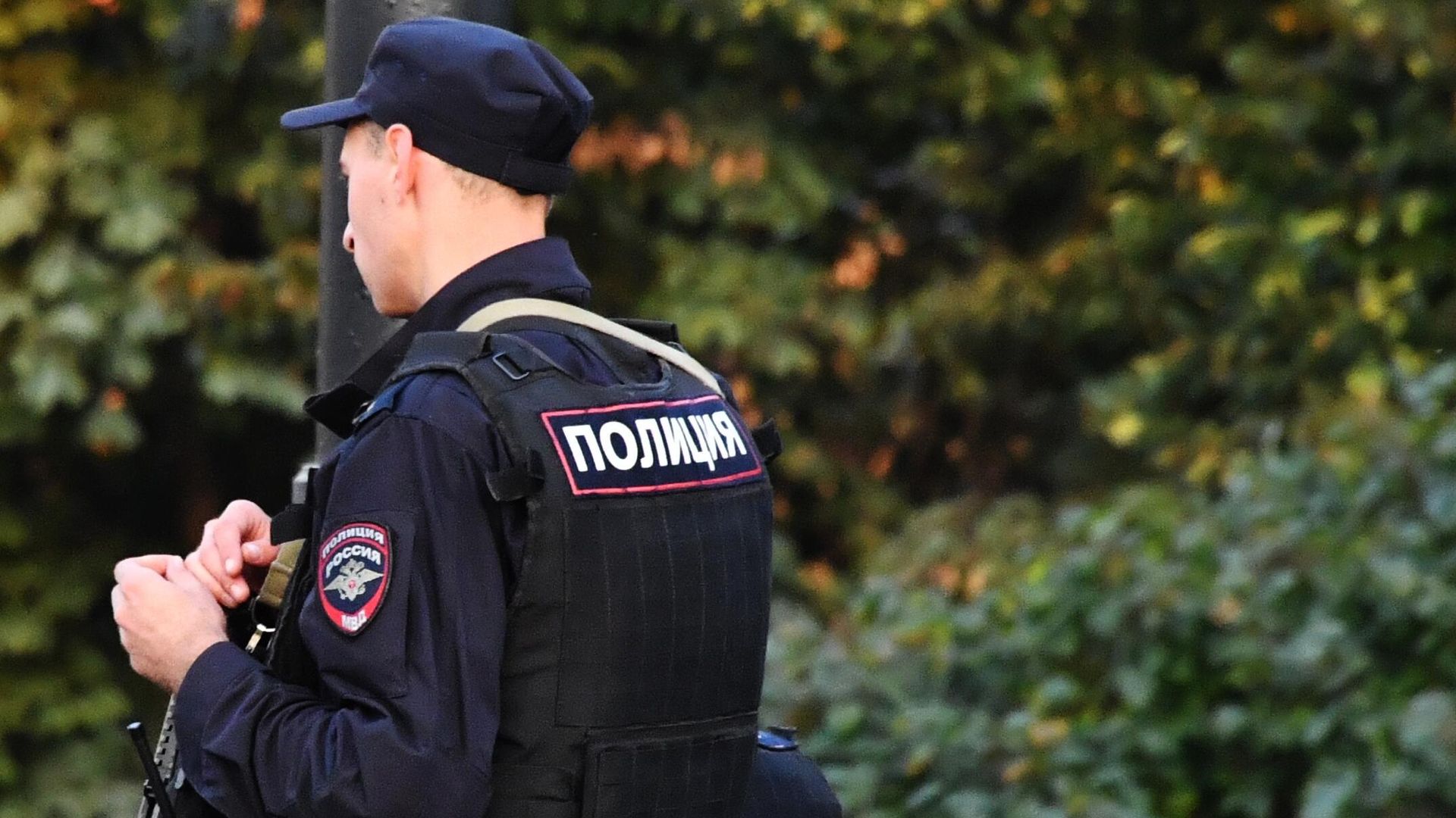 Пример переписанного заголовка:

Порядка 140 граждан других стран депортируют из России по итогам рейда